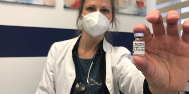 Hausärztin Dr. Miriam Gizbili zeigt ein Fläschchen aus der ersten Lieferung Biontech-Impfstoff, das sie in dieser Woche anmischen und einigen Patienten verimpfen wird.
