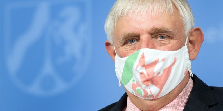 NRW-Gesundheitsminister Karl-Josef Laumann (CDU) begründete die Verlängerung der Karenzzeit auch damit, dass der zurückliegende Drei-Tages-Zeitraum auch die Ostertage mit zum Teil eingeschränkten Test- und Meldeprozessen umfasse.