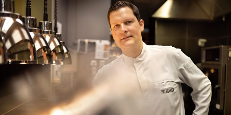 Der Dortmunder Sternekoch Michael Dyllong in seiner Küche im Palmgarden. Mit einem französischen Kollegen trank er sich einst durch Dortmunds Kneipen.