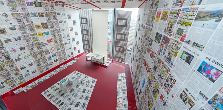 Ein Raum voller Corona-Nachrichten: Auch der „Corona-Newsroom“ im Lautsprecher des Dortmunder U ist ab Freitag wieder geöffnet.