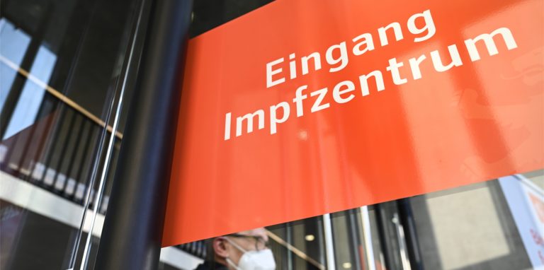 Vor der Corona-Impfung muss die Impfberechtigung nachgewiesen und ein Anamnesebogen ausgefüllt werden. (Symbolbild)