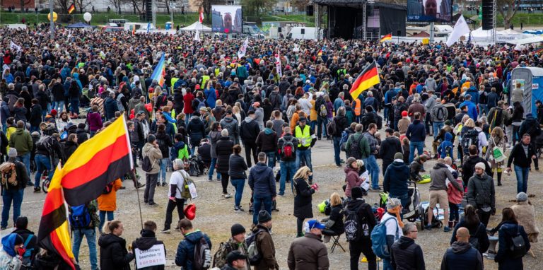 Zahlreiche Menschen nehmen an einer Demonstration der Initiative «Querdenken» auf dem Cannstatter Wasen teil.