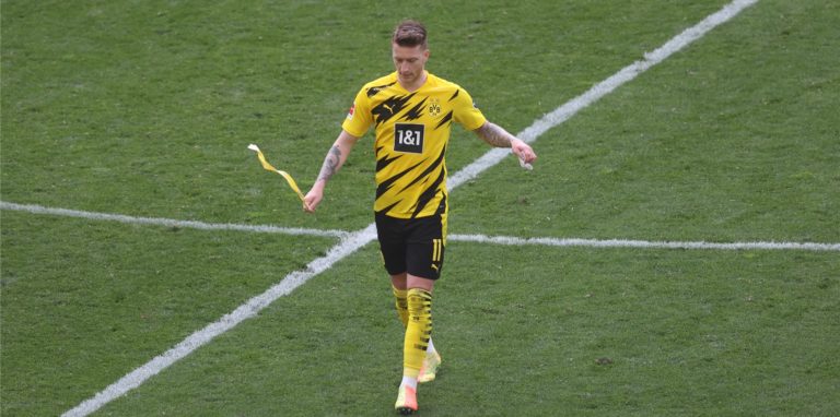 Ein Symbolbild für die aktuelle Situation und die Meinung der Fans: Frust bei Marco Reus.