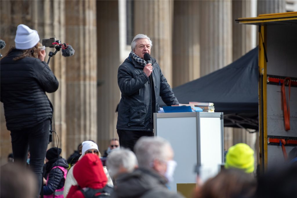 title attribut Jürgen Elsässer spricht bei einer Demonstration vor dem Brandenburger Tor. Die Demonstration richtet sich gegen die Einschränkungen durch die Pandemie-Maßnahmen der Bundesregierung.