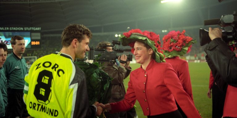 Vor dem Spiel gegen Stuttgart wurde Michael Zorc für sein 400. Bundesliga-Spiel für den BVB geehrt.