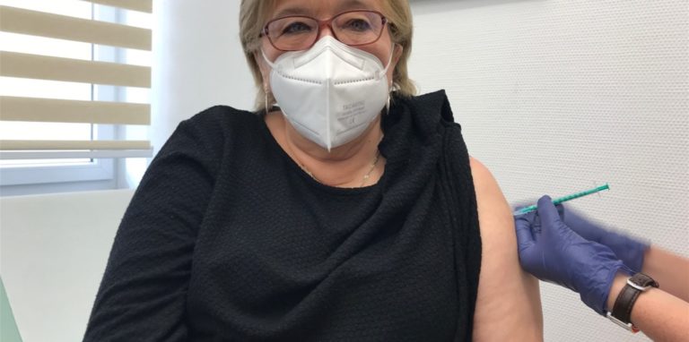 Ingeborg Helmers gehörte zu den ersten Dortmundern, die in Hausarztpraxen gegen Corona geimpft wurden.