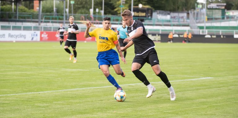 Der Borker Fußballprofi Joel Grodowski (r.) stand für Preußen Münster im Mittelpunkt.