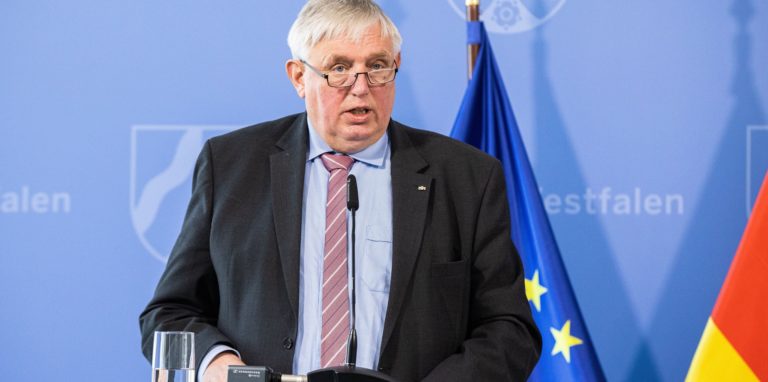 Karl-Josef Laumann (CDU), Gesundheitsminister von Nordrhein-Westfalen, spricht während einer Pressekonferenz.