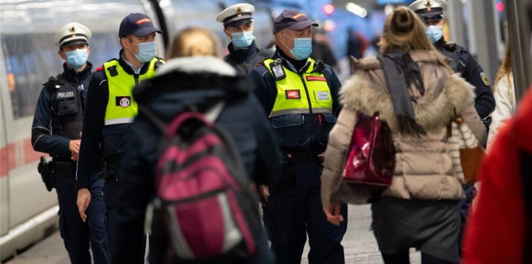 Sicherheitsmitarbeiter der Deutsche Bahn kontrollieren zusammen mit Polizisten der Bundespolizei die Einhaltung der Maskenpflicht am Hauptbahnhof. Die Maskenpflicht gilt an allen Bahnhöfen, auf Bahnsteigen und auch in Bussen und Bahnen.