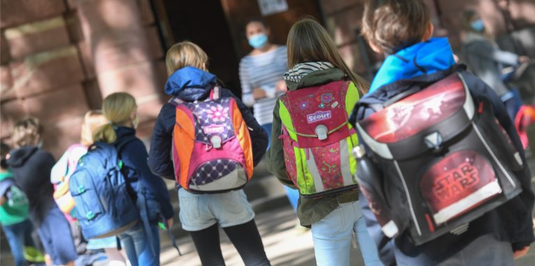 Kinderarzt Renz-Polster plädiert dafür, die Betreuung von Kindern vermehrt unter freiem Himmel stattfinden zu lassen.