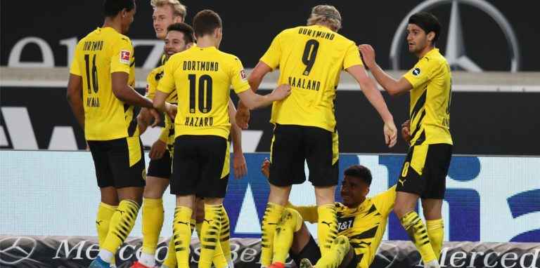 Dank des Siegtores von Ansgar Knauff (auf dem Boden) in Stuttgart hat der BVB noch Chancen auf die Champions League.