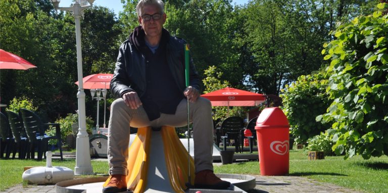 Das Archivbild zeigt Anlagenbetreiber Martin Ketelhut auf einer der 18 Bahnen seiner Minigolfanlage im Lüner Stadtpark.