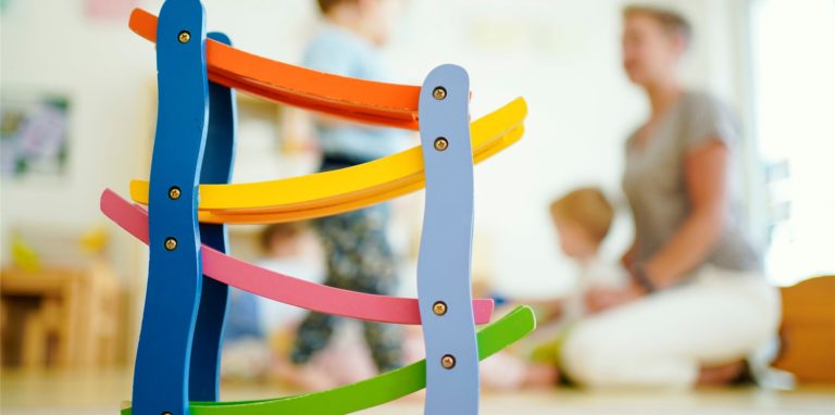 Verbreitet sich Corona unbemerkt an Kitas? Mit einer hohen Beteiligung an Selbsttests ließe sich das herausfinden. Die Dortmunder Kitas werden nun mit den Tests beliefert.