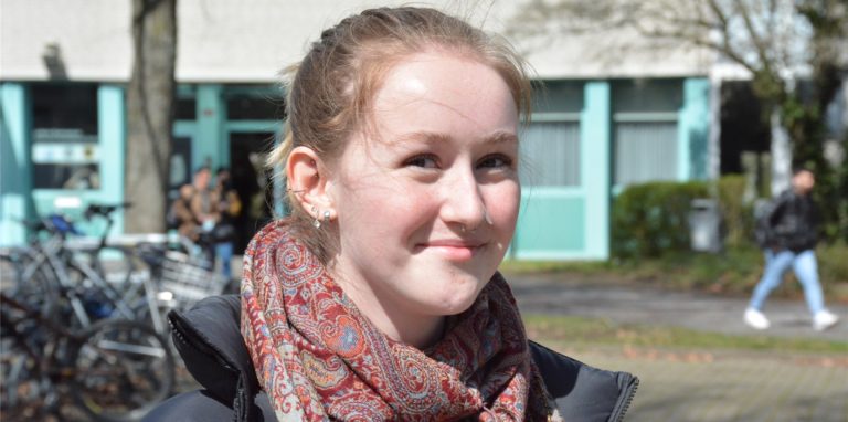 Milla Efselmann (18) bereitet sich am Leibniz-Gymnasium auf ihre Abiturprüfungen vor.