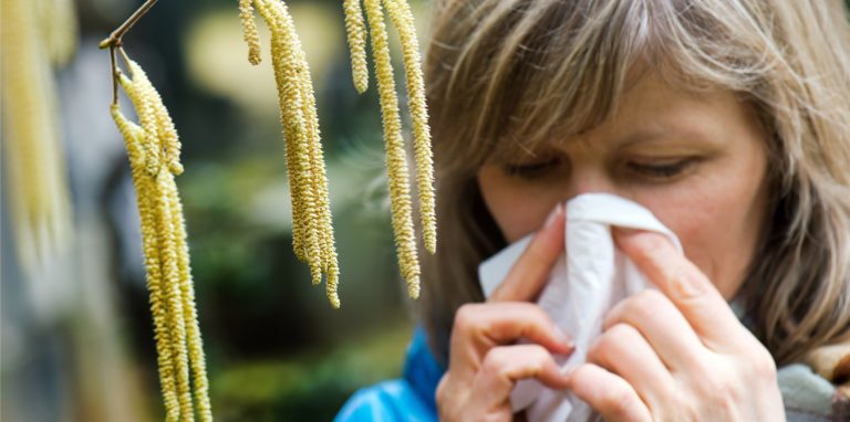 Juckreiz, rote Augen und laufende Nase: Pollen vermiesen Allergikern oft den Aufenthalt im Freien.
