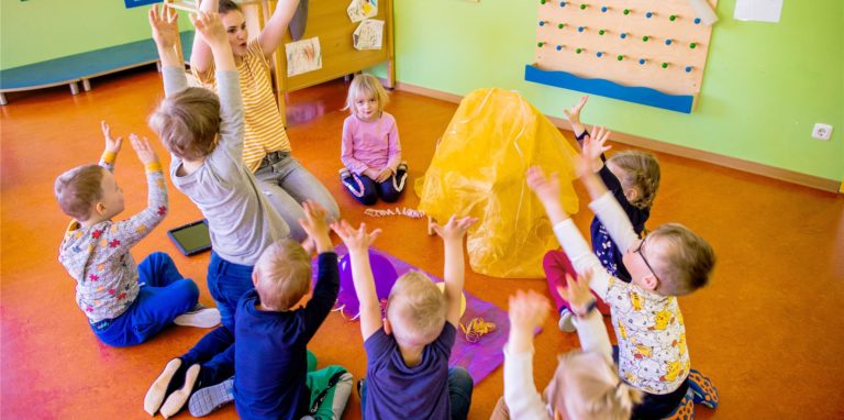 Virologen gehen davon aus, dass es eine Corona-Impfung bei möglichst vielen jungen Menschen braucht, um die Pandemie langfristig zu stoppen. (Symbolbild)