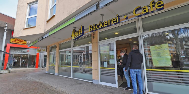 Die Bäckerei Heuel ist bekannt für Standorte direkt neben Supermärkten, wie hier am Kamen Quadrat.