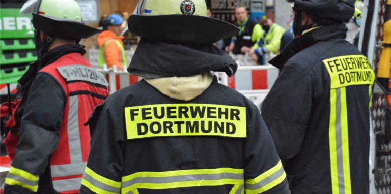 Feuerwehrleute können in vielen Einsatzsituationen keinen Sicherheitsabstand von zwei Metern zu anderen Personen einhalten.