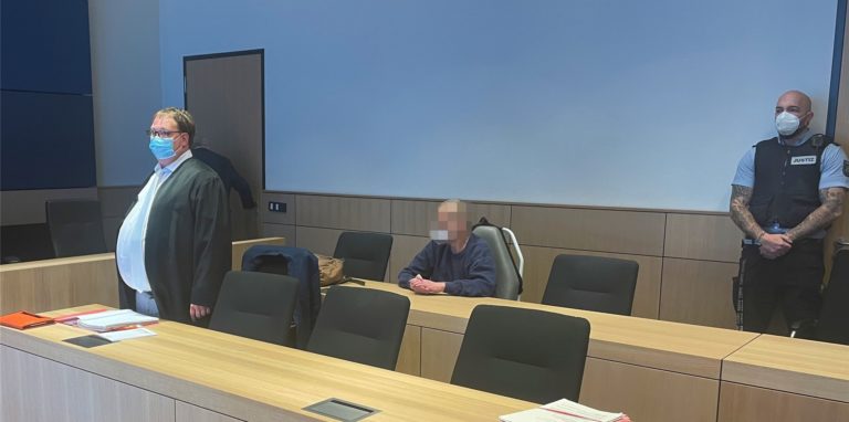 Das Foto zeigt den Angeklagten (hinten) kurz vor Prozessbeginn. Links: Verteidiger Christian Kernbach.