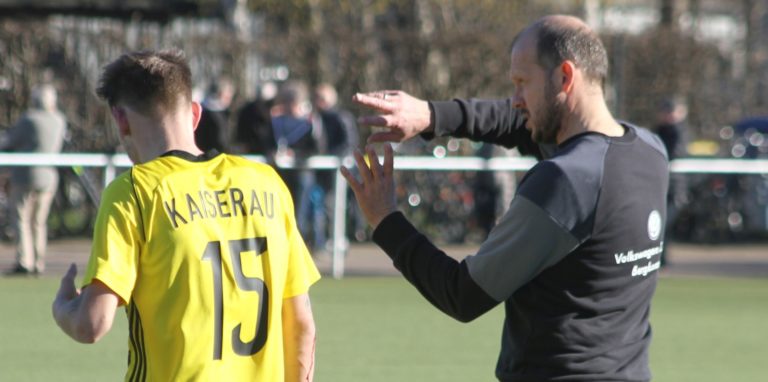Marc Woller (rechts) war 2019 noch Trainer beim SuS Kaiserau. In der neuen Spielzeit holt er einen Kicker zum Holzwickeder SC.