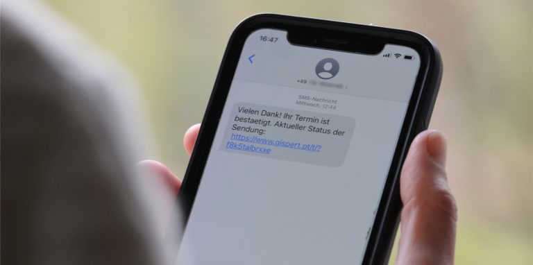 Beim sogenannten Smishing setzen Kriminelle darauf, dass Verbraucher auf den mitgeschickten Link klicken und sich in einem nächsten Schritt unwissentlich eine Schadsoftware runterladen.
