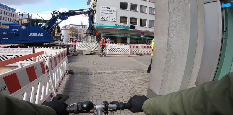 Am Burgwall versperrt eine Baustelle (links) den Radweg.