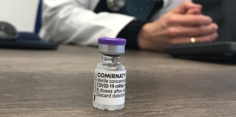 Sechs Dosen Covid-19-Impfstoff lassen sich aus diesem Fläschchen Comirnaty des Herstellers Biontech gewinnen.