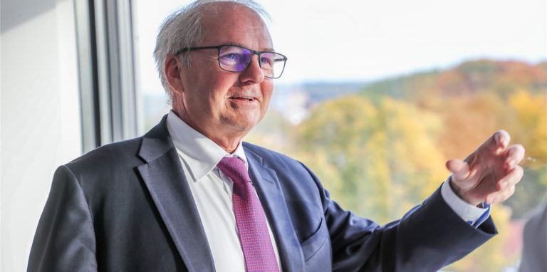 Heinz-Herbert Dustmann sieht sich gezwungen, sein Unternehmen wegen der Corona-Krise zu verkleinern.
