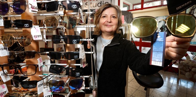 Fotografin Eva Pioro schließt ihr Fotostudio und Modegeschäft neben Kaufland zwar. Sie will aber nicht aufgeben, sondern zieht eine Etage höher im Rathauscenter Bergkamen.