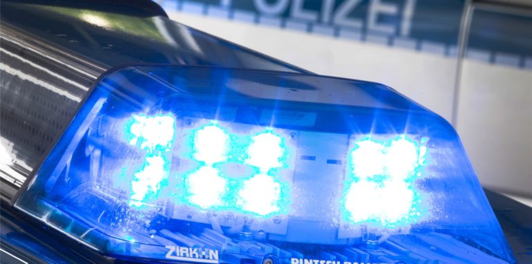 Unbekannte hatten Schrauben und Nägel so unter die Reifen mehrerer Autos gelegt, dass diese beim Anfahren zerstochen werden sollten.