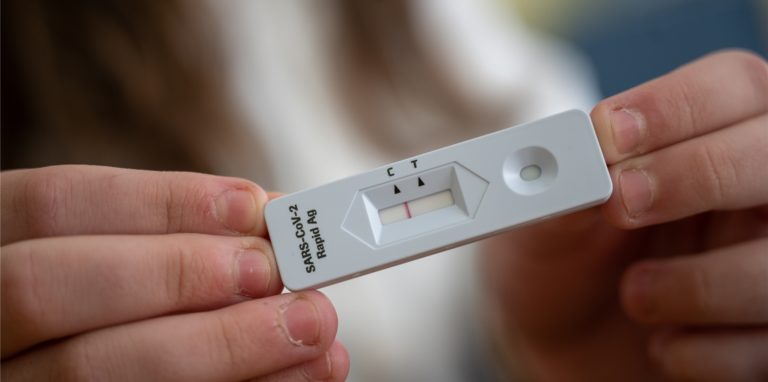 Sind die Kinder Corona-positiv? Das sollen Eltern durch die Selbsttests herausfinden.