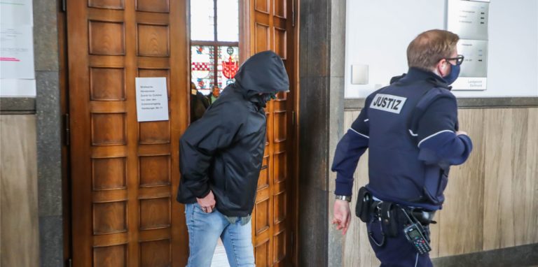 Der verurteilte Mörder muss nach aktuellem Stand bald eine Fußfessel tragen – er sitzt nämlich nicht im Gefängnis.