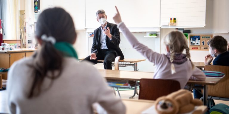 Ab Montag soll in NRW wieder Wechselunterricht möglich sein – sofern die Inzidenz unter dem Wert von 200 liegt.