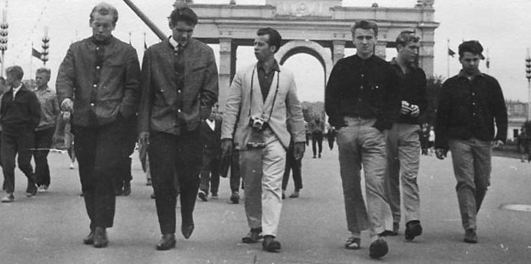 Der VfB 08 Lünen 1964 in Moskau auf dem Roten Platz mit (v.l.) Jürgen Berlemann, Erwin Schimanski, Walfried Bludau, Günter Krebs, Hans-Georg „Olle“ Liebern, Henning Klenner und Klaus Broda.