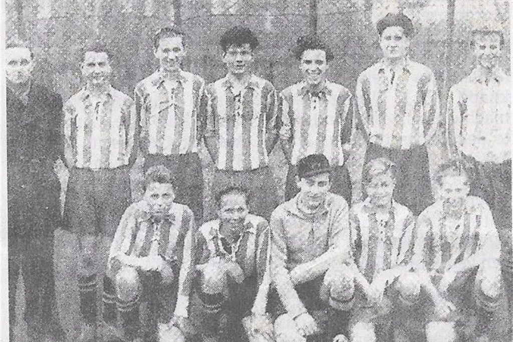 title attribut Beim VfB 08 Lünen hatte Jugendleiter Willi Heurich (o.l.) großen Anteil an der guten Nachwuchsarbeit in den 50er Jahren. Als 1954 Deutschland Weltmeister wurde spielten für die Süder (o.v.l.) Willi Wöstmann, Horst Czauderna, Manfred Ronowski, Theo Kraus, Bernhard Gawron, Willi „Moppi“ Peters,, (u.v.l.) Friedhelm „Stiena“, später auf Timo umgetauft, Konietzka, Rolf „Rölle“ Thiemann, Heinrich Schulte, Jochen „Janes“ Wendhofen und Walfried Bludau.