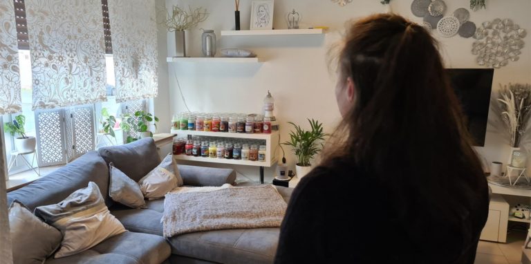 Stephanie M. blickt in das Wohnzimmer ihres angemieteten Hauses. Bald werden sie und ihre Kinder die Koffer packen müssen.