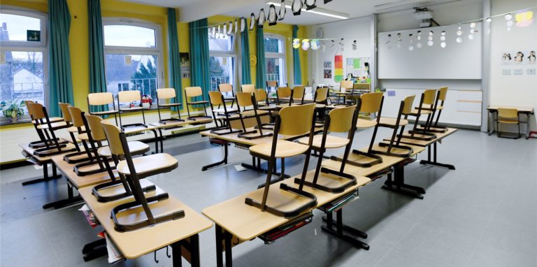 Wenn die Inzidenz einer kreisfreien Stadt über 200 liegt, soll der Unterricht nur auf Distanz erfolgen.