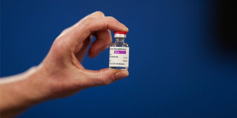 Eine Ampulle des Corona-Impfstoffs der Universität Oxford und des Pharmakonzerns Astrazeneca.