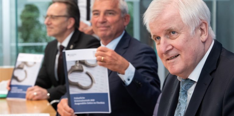 Horst Seehofer, Bundesminister für Inneres, Heimat und Bau, stellt in der Bundespressekonferenz die Polizeiliche Kriminalstatistik 2020 vor.