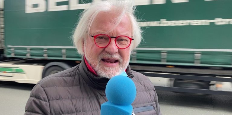 Rainer Senf berichtet über die Verkehrssituation und die Schäden an den Häusern auf der Hagener Straße.