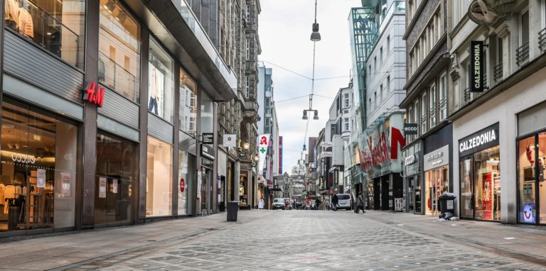 Wie ausgestorben. So menschenleer, wie hier am ersten Tag des Winter-Lockdowns im Dezember, dürfte es auch ab Montag (19.4.) wieder auf dem Westenhellweg in Dortmund werden. Der Oberbürgermeister will die „Notbremse plus“ ziehen und unter anderem Click & Meet stoppen.