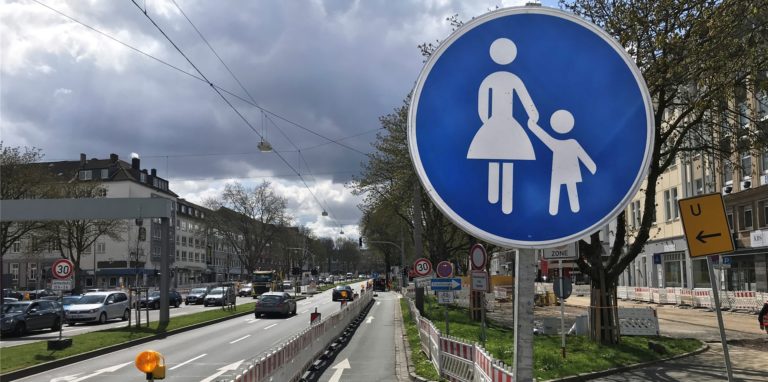 Anfang der Woche stand an dieser Stelle noch das Fußweg-Schild. Nach der Anfrage unserer Redaktion wurde die abgezäunte Spur am Ostwall zum Fahrradweg umdeklariert.