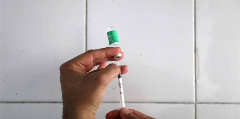 Ein Arzt füllt eine Spritze mit der indischen Version des Coronavirus-Impfstoffs von AstraZeneca in einem Krankenhaus in Kabul.