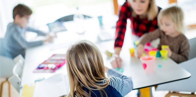 Familien müssen ihren Alltag in der Corona-Pandemie oft neu organisieren, weil Schulen und Kitas geschlossen sind.