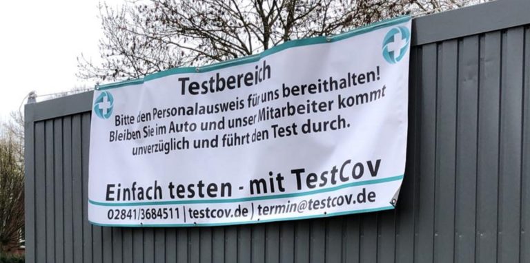 Beim Drive-In-Testzentrum in Lünen kommen Testwillige beim Warten nicht in Kontakt mit anderen Menschen.