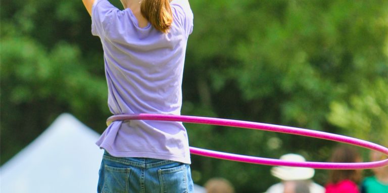 Aus einem Kinderspielzeug wird ein Fitnesstrend: Der Hula-Hoop-Reifen macht schon seit geraumer Zeit vor allem auf Social Media die Runde. (Symbolbild)