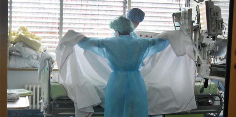 Sowohl die Zahl der Corona-Patienten auf den Intensivstationen als auch der Anteil, der von ihnen beatmet werden muss, steigt kontinuierlich an.
