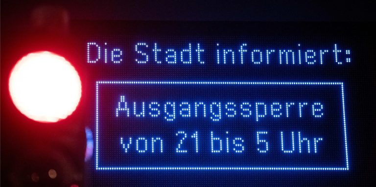 In Oberhausen wies die Stadt mit Displays auf die Ausgangssperre hin.