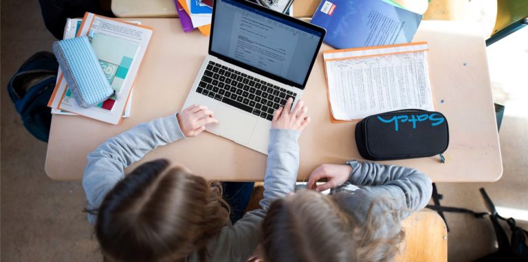 Die NRW-Landesregierung hatte die Programme zur Ausstattung sämtlicher Lehrer und derjenigen Schüler, die nicht über ein digitales Endgerät verfügen, wegen der Corona-Pandemie aufgelegt.
