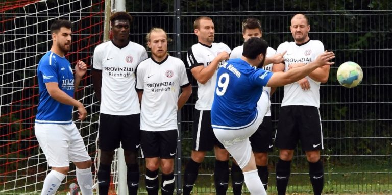 Der A.-Kreisligist VfL Kamen – hier Engin Duman beim Freistoß – verstärkt weiterhin seinen Kader mit hochklassigen Kickern.